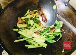 Illustration of how to stir-fry rapeseed with mushrooms 7