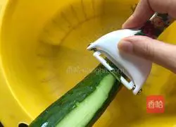 Illustration of how to make sweet and sour cucumber shreds 2