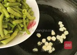 Illustration of how to stir-fry green beans and lettuce 8