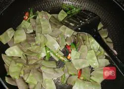 Illustration of how to make stir-fried moth beans 6