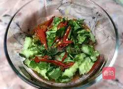 Illustration of how to make cucumbers with dried fruits 5