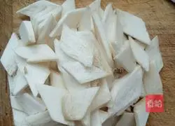 Illustration of how to stir-fry king oyster mushrooms with carrots 3