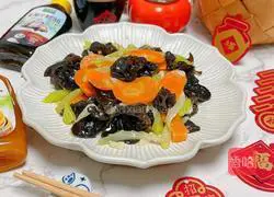 Illustration of how to make fried carrots and celery with black fungus 9