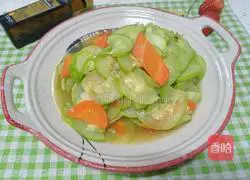 Illustration of how to stir-fry zucchini in olive oil 1