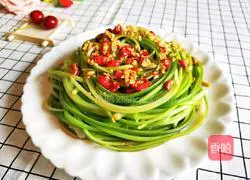 Illustration of how to tear garlic sprouts by hand 1