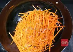 Illustration of how to stir-fry three shredded silkworms 3