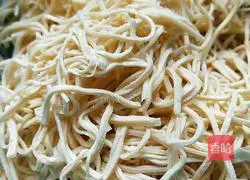 Illustration of how to stir-fry fine dried shreds 2