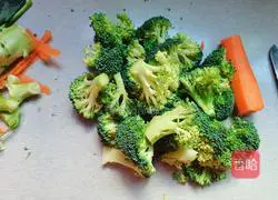 Illustration of how to make fried carrots with broccoli 2