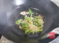 Illustration of how to stir-fry lotus root with fungus 8