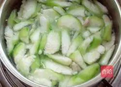 Illustration of how to make loofah soup 5