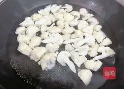 Saute the green peppers Cauliflower recipe illustration 3