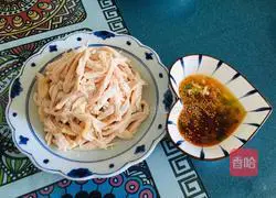 Illustration of how to dip and shred chicken breast in water 11