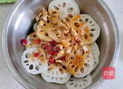 Illustration of how to make Thai spicy and sour lotus root slices 5