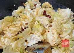 Illustration of how to make hand-shred cabbage 6