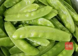 Illustration of how to make fried snow peas 1