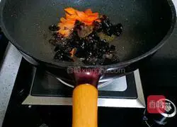 Illustration of how to stir-fry lettuce with black fungus, carrot and lettuce 4