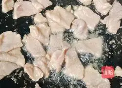 Illustration of how to make fried pork slices with lotus root 8