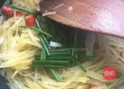 Illustration of how to make spicy and sour potato shreds 7