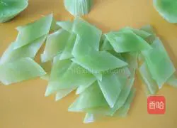 Illustration of how to make cold lettuce and nuts 3