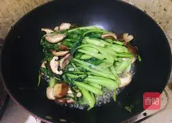 Illustration of how to stir-fry rapeseed with mushrooms 5