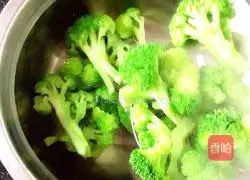 Illustration of how to make heat-clearing broccoli 8