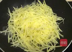 Illustration of how to stir-fry celery leaves and shredded potatoes 5