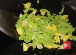 Corn Illustration of how to make stir-fried bitter melon with bamboo shoots 8