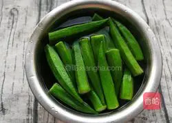 Illustration of how to make garlic okra 6