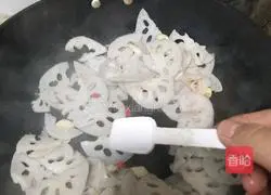 Illustration of how to make fried lotus root slices 9