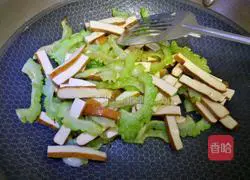 Illustration of how to stir-fry bitter melon with dried beans 5