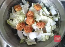 Illustration of how to make kelp and cabbage stewed meatballs 8