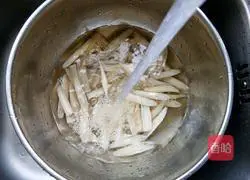 Illustration of how to make spicy and sour lotus root tips 4