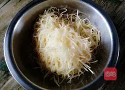 Illustration of how to make stir-fried shredded potatoes 2