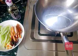 Illustration of how to stir-fry celery and dried celery 3