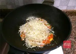 Illustration of how to make enoki mushrooms in sour juice 7