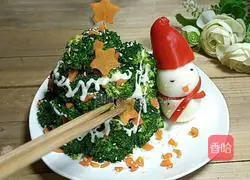 Illustration of how to make Christmas tree with broccoli and mashed potatoes 11