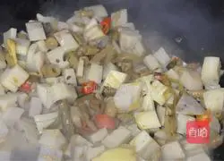 Illustration of how to stir-fry diced lotus root with sour bamboo shoots 8