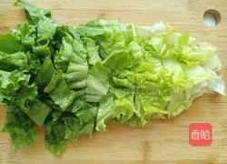 Illustration of how to mix lettuce with olive oil 5