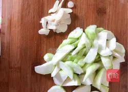 Illustration of how to make scrambled eggs with loofah 1