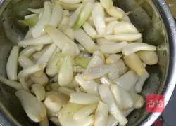 Illustration of how to soak clam heads 2