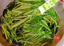 Illustration of how to make water spinach with peanuts 4