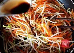 Illustration of how to stir-fry mung bean sprouts with shredded carrots 9