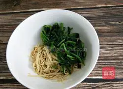 Illustration of how to make cold spinach and dried tofu skin 8