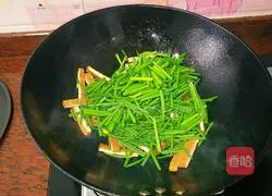 Illustration of how to stir-fry and fragrant chive flowers 5