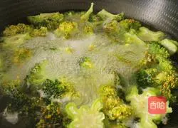 Illustration of how to stir-fry broccoli with carrots 5