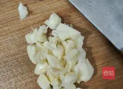 Illustration of how to make hand-shred cabbage 4