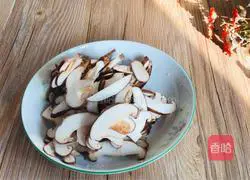 Illustration of how to stir-fry mushrooms with lettuce 2
