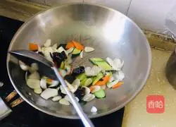 Illustration of how to stir-fry lily with cucumber, fungus and fungus 3