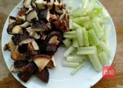 Illustration of how to stir-fry celery with mushrooms 2