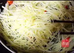 Illustration of how to make spicy and sour green pepper and potato shreds 10